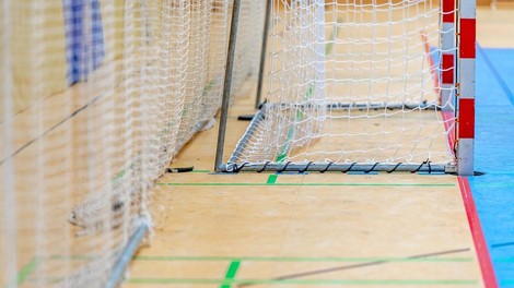 Škandal v slovenskem športu: znan trener sredi tekme brutalno skočil na svojega igralca in ga davil!