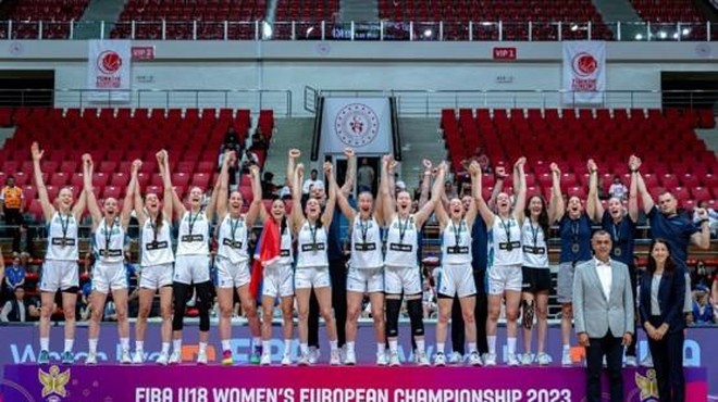 Najstnice do zgodovinskega podviga: ženski reprezentanci do 18 let naslov evropskih prvakinj (VIDEO) (foto: KZS)