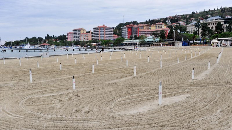 Plaže v Portorožu niso tako polne kot minula leta.