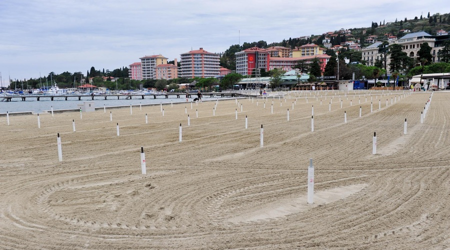 Plaže v Portorožu in Piranu samevajo: "Ni omembe vrednih dogodkov, v ta kraj že dolgo nihče ne vlaga" (foto: Srdjan Zivulovic/Bobo)