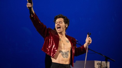Kaj se dogaja?! Zvezdniki na koncertih vse bolj prestrašeni, zadnja žrtev Harry Styles