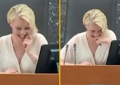 VIDEO: Kako navihan nasmeh Urške Klakočar Zupančič (le kaj jo je tako nasmejalo med sejo?)