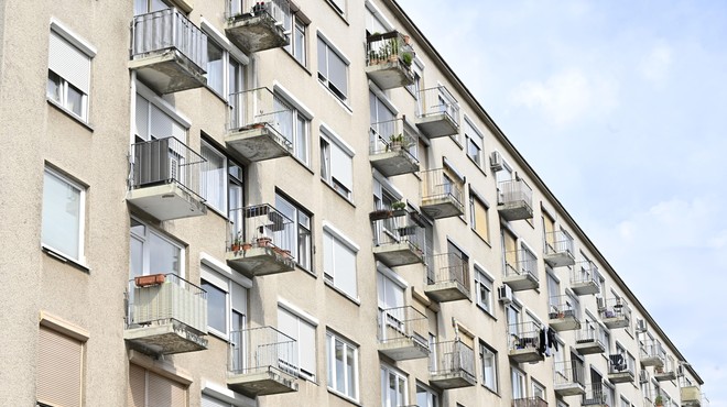 V Sloveniji več kot 40 odstotkov nepremičnin v lasti upokojencev, je rešitev rentni odkup? (foto: Žiga Živulovič jr./ Bobo)