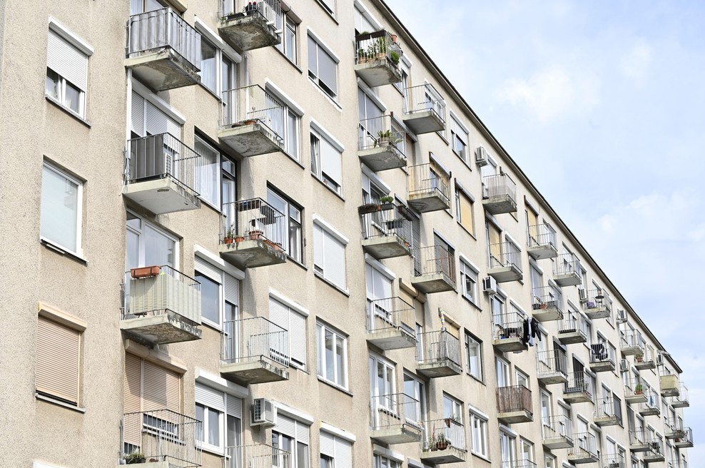 V Sloveniji več kot 40 odstotkov nepremičnin v lasti upokojencev, je rešitev rentni odkup? (foto: Žiga Živulovič jr./ Bobo)