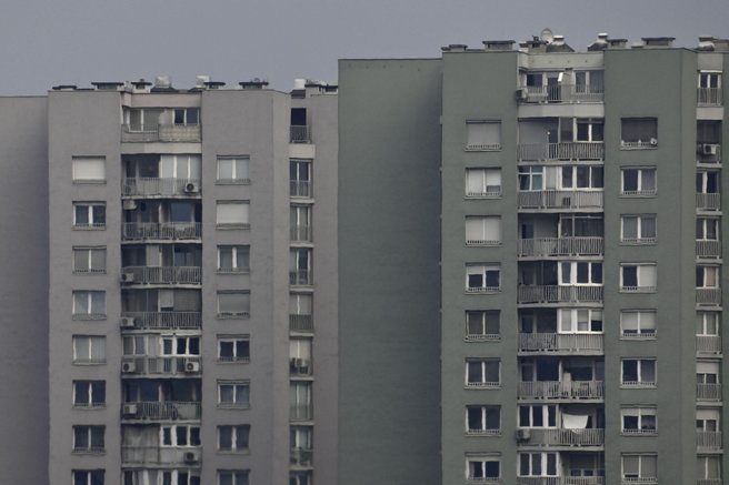 Stanovalci ljubljanskega naselja živijo v strahu: "Vstopajo v bloke, nadlegujejo stanovalce ob izhodu ..."