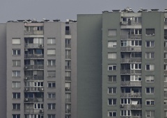 Stanovalci ljubljanskega naselja živijo v strahu: "Vstopajo v bloke, nadlegujejo stanovalce ob izhodu ..."