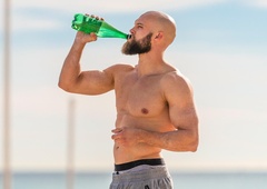 Kaj piti med vročinskim valom? (Voda ni najboljša izbira)