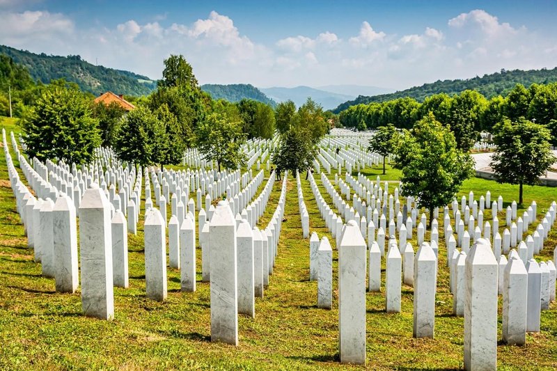 Umrl poveljnik mirovnih sil, ki mu ni uspelo preprečiti genocida v Srebrenici