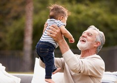 Bi starim staršem morali plačati za čuvanje vnučkov? Vprašanje na spletu sprožilo vročo debato