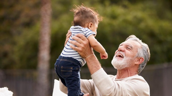 Bi starim staršem morali plačati za čuvanje vnučkov? Vprašanje na spletu sprožilo vročo debato (foto: Profimedia)
