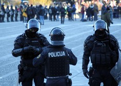 Na shodu v Ljubljani pretepli policista in poškodovali policijski vozili