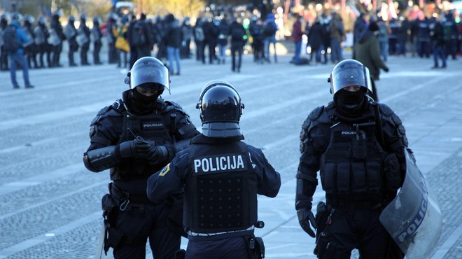 Na shodu v Ljubljani pretepli policista in poškodovali policijski vozili (foto: Bobo)