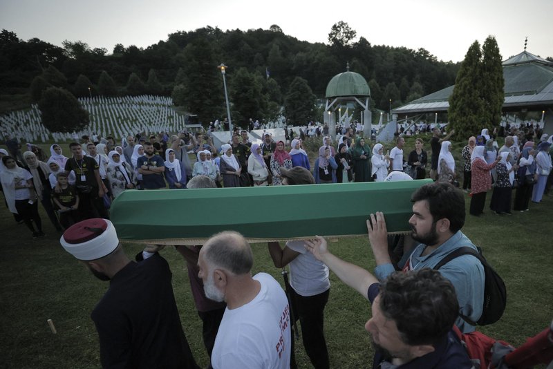 Danes bodo pokopali posmrtne ostanke 30 žrtev genocida.