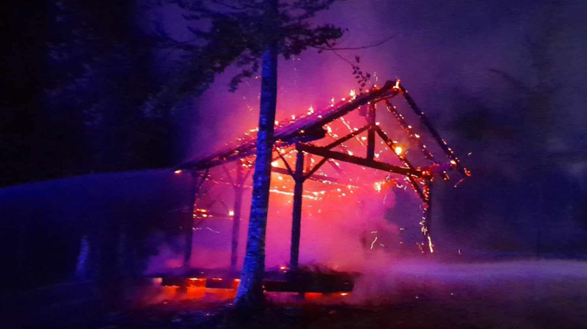 Požigalec na delu! Objekt iz resničnostnega šova Kmetija v plamenih, policija razkriva prve podatke (FOTO) (foto: Facebook/PGD Muljava)
