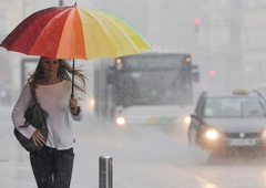 Močne nevihte zajele Slovenijo (sunki vetra lahko presežejo 100 kilometrov na uro)