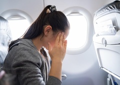 Zakaj bi se morali na letalu izogniti sedežu ob oknu? (vpliva na vaše zdravje)