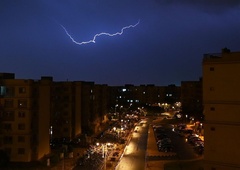 V manj kot 24 urah udarilo več deset tisoč strel (poglejte, kje)