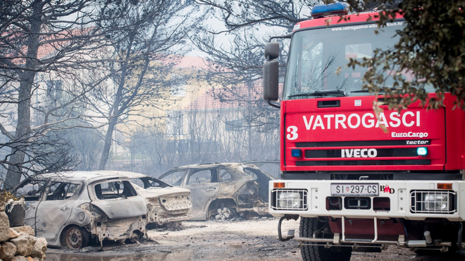 Požar apokaliptičnih razsežnosti na Hrvaškem: ogenj golta hiše in avtomobile, med ljudmi vlada zmeda (foto: Profimedia)