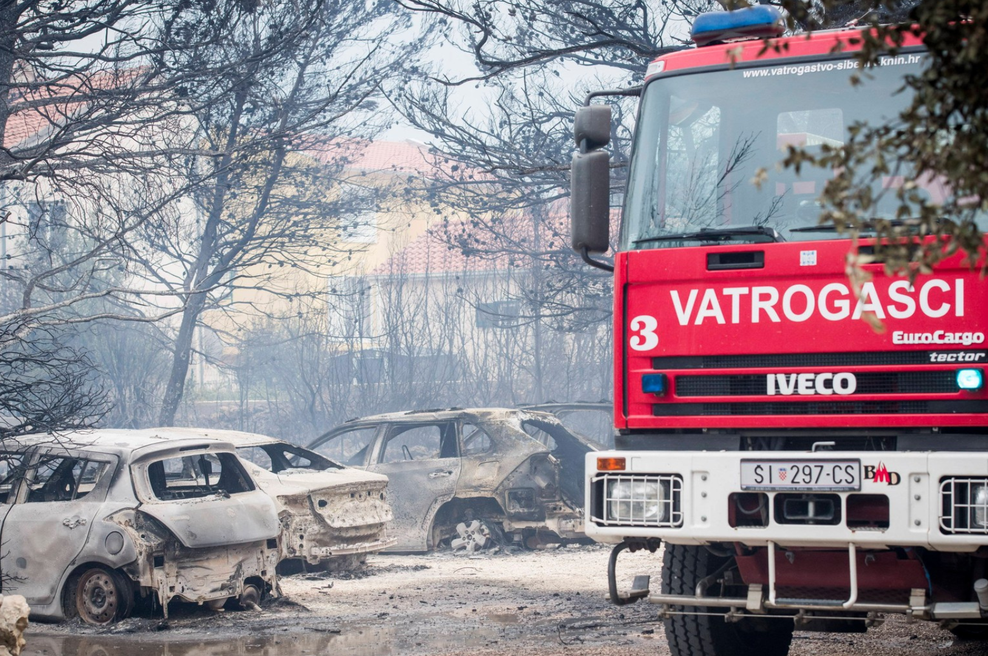 Požar apokaliptičnih razsežnosti na Hrvaškem: ogenj golta hiše in avtomobile, med ljudmi vlada zmeda (foto: Profimedia)