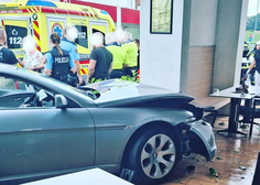 FOTO: Grozljiva nesreča v Ivančni Gorici: voznik z veliko hitrostjo trčil v teraso gostinskega lokala, kjer so sedeli gostje