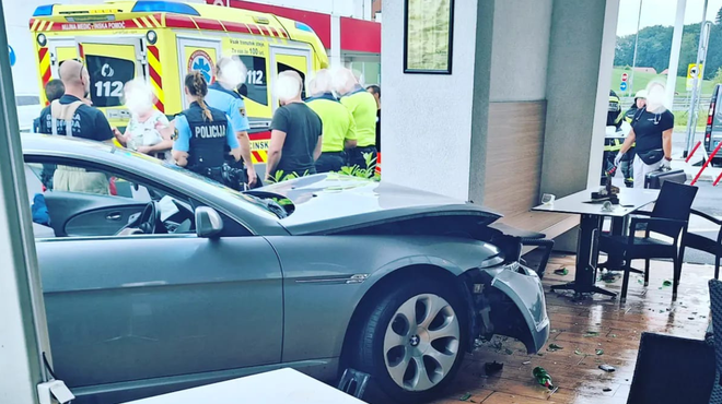 FOTO: Grozljiva nesreča v Ivančni Gorici: voznik z veliko hitrostjo trčil v teraso gostinskega lokala, kjer so sedeli gostje (foto: Facebook/Gasilski center PGD Stična)