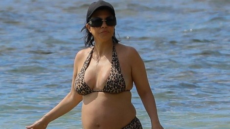 Paparacem padla sekira v med: zvezdnico ujeli, kako ponosno razkazuje nosečniški trebuh (FOTO)