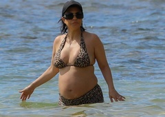 Paparacem padla sekira v med: zvezdnico ujeli, kako ponosno razkazuje nosečniški trebuh (FOTO)