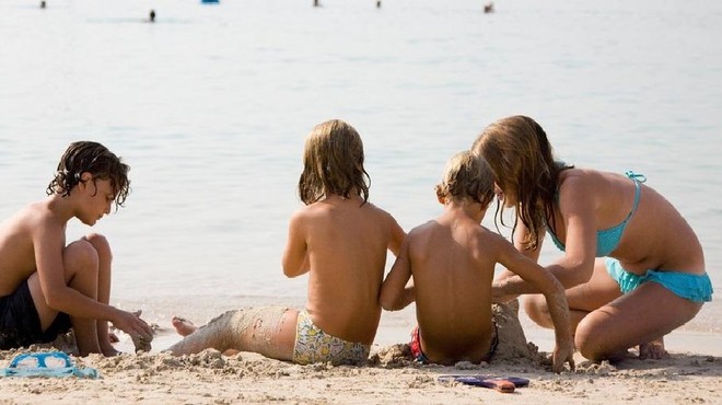 Strokovnjaki opozarjajo: starši, naj to na morju ne bo igrača vašega otroka (foto: Profimedia)