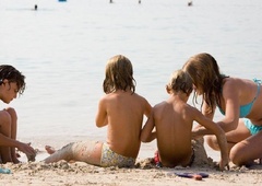 Strokovnjaki opozarjajo: starši, naj to na morju ne bo igrača vašega otroka