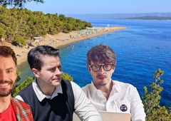 Branje pod borovci: kaj vam za še več poletnega branja priporočajo znani obrazi?