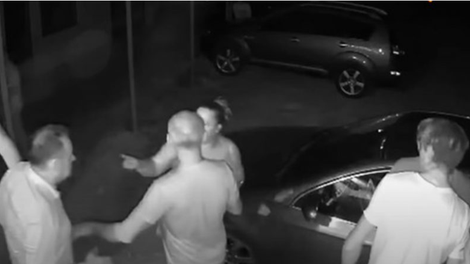 Hrvaška javnost zgrožena: nadzorne kamere posnele župana, kako klofuta lastnico lokala (VIDEO)