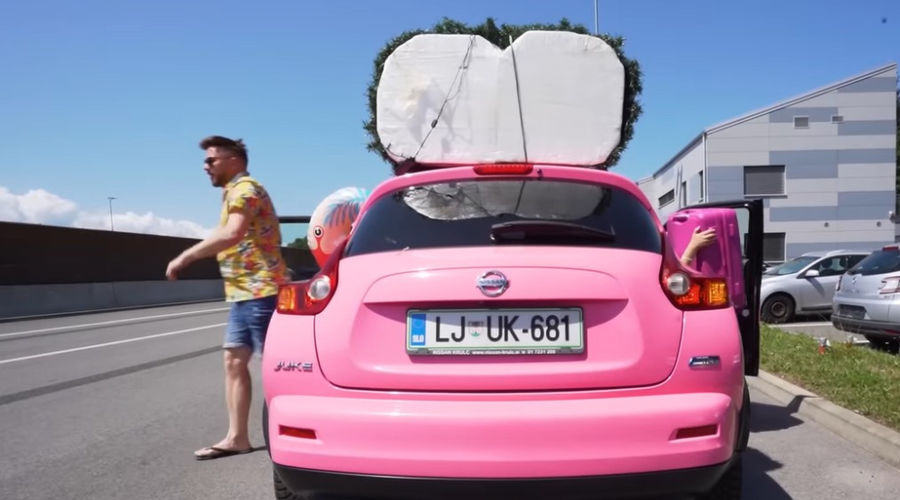 "Vsi so gledali, kaj pri bogu se dogaja" – Roberta Roškarja ustavili policisti (foto: YouTube/Radio 1/posnetek zaslona)