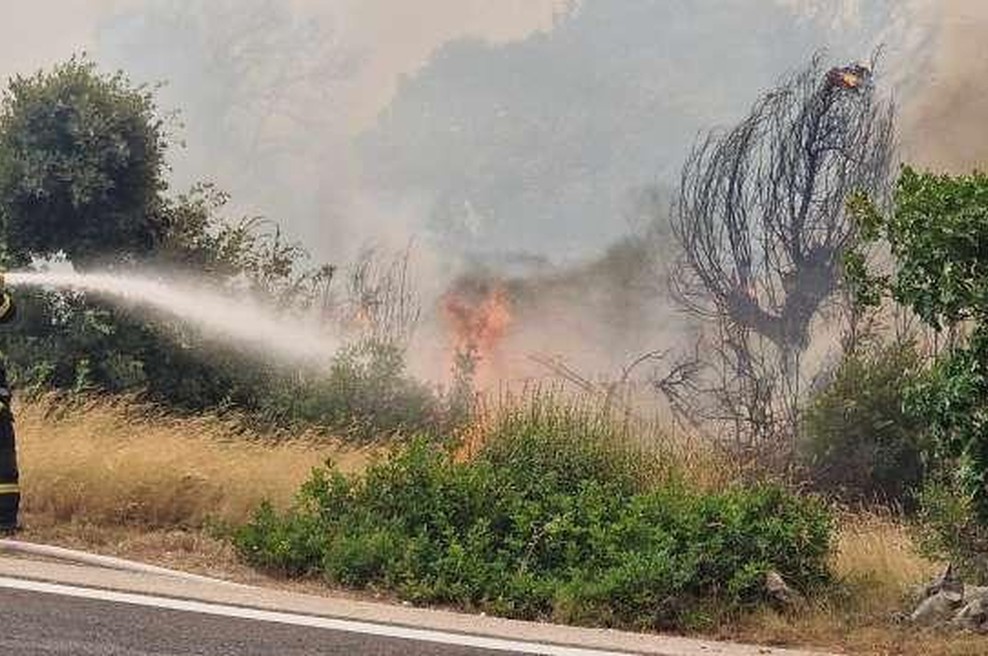 Evakuirali več ljudi, pred požarom v bližini Šibenika bežala tudi slovenska družina (foto: Hina/STA)
