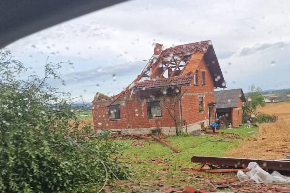 Odpravljanje posledic neurja: "To so razsežnosti škode, ki jih občine same ne bodo mogle sanirati" (foto: Facebook/Neurje.si)