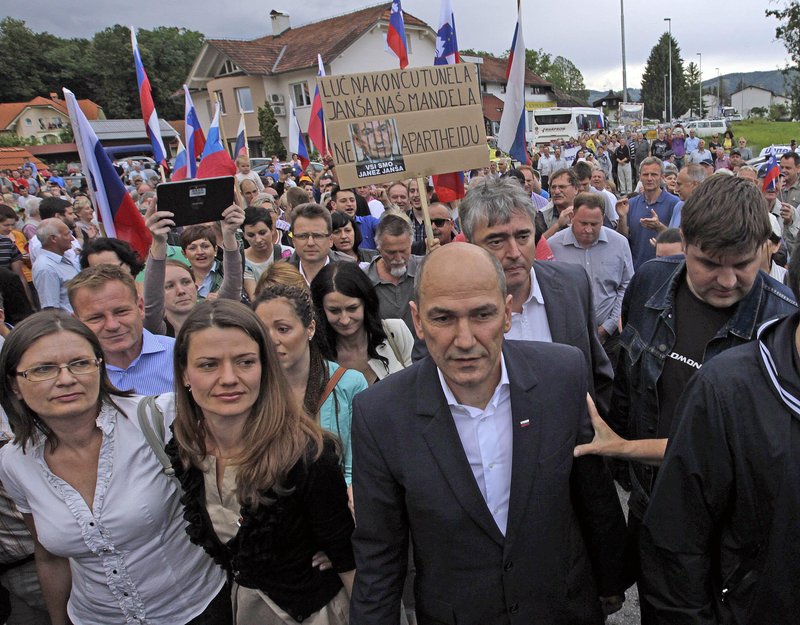 Janez Janša se je na prestajanje zaporne kazni leta 2014 podal v spremstvu svojih somišljenikov.