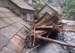 Neurje ni prizaneslo niti bolnišnici Franja: uničenih več objektov (FOTO)