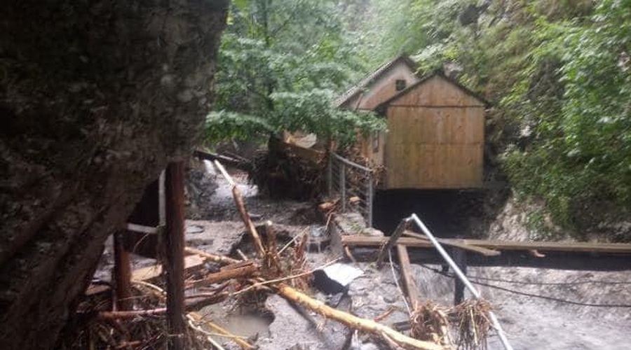 Težave po neurju: za bolnico Franja se nahaja veliko materiala, ki lahko zgrmi v dolino (foto: Facebook/Žarko Rejc)