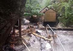 Težave po neurju: za bolnico Franja se nahaja veliko materiala, ki lahko zgrmi v dolino