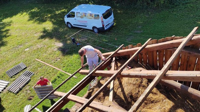Dobrosrčnež po neurju priskočil na pomoč: že več dni brezplačno popravlja strehe (foto: Facebook/Gradbeni Servis Tajci Vehabovic)