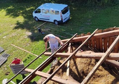 Dobrosrčnež po neurju priskočil na pomoč: že več dni brezplačno popravlja strehe