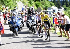 Tuji športni urednik: "Jezen sem, Pogačarja so zaustavili motoristi" (VIDEO)