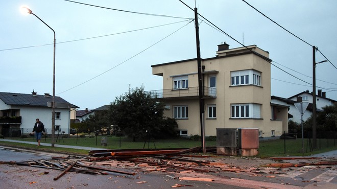 Skrbi ni konec: zaradi posledic neurja gospodinjstva še vedno brez elektrike (foto: Tadej Kirincic/Bobo)