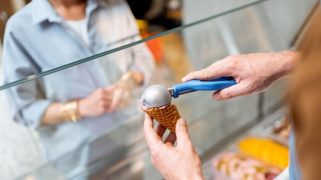 Turist plačal sladoled z nenavadnim bankovcem za 200 evrov (prodajalec je takoj poklical policijo) (foto: Profimedia)