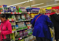 Preplah v mariborski trgovini: zamaskirani ropar z orožjem nad stranko, zahteval je ...