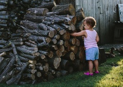 Huda nesreča: na otroka so se zrušila drva, na pomoč prihiteli domačini