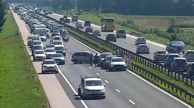 Pazljivo na cestah: zgodila se je prometna nesreča, nastajajo vse daljši zastoji (foto: Twitter/Promet.si)
