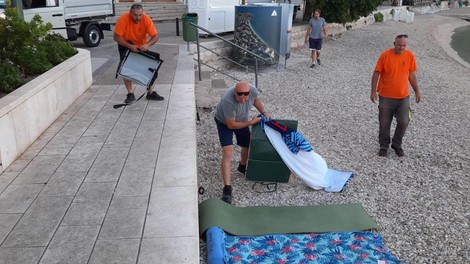 Razočarani turisti: obiskovalci hrvaške plaže ostali brez brisač