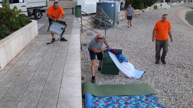 Razočarani turisti: obiskovalci hrvaške plaže ostali brez brisač (foto: Facebook/Općina Gradac)