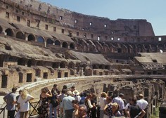 Vodič ni mogel verjeti svojim očem: turisti spet uničevali največjo rimsko znamenitost