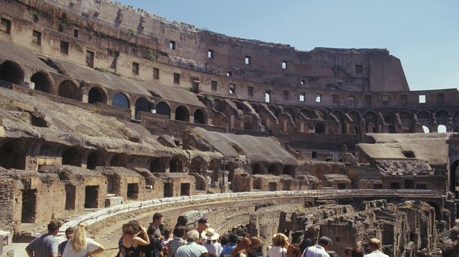 Vodič ni mogel verjeti svojim očem: turisti spet uničevali največjo rimsko znamenitost (foto: Profimedia)